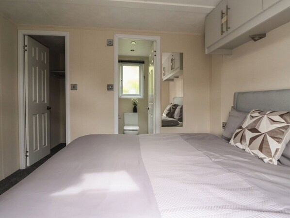 2 habitaciones, decoración personalizada y muebles diferentes