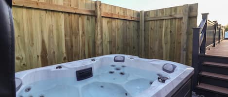 Bañera de hidromasaje al aire libre