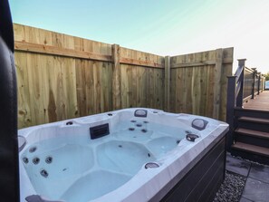 Outdoor spa tub - Meadows Park 2 (Hull)