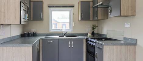 Lave-vaisselle, batterie de cuisine, vaisselle et ustensiles