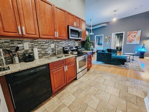 Fridge, microwave, oven, stovetop - GoodVibes / King Bed / 120" Projector / W/D (Philadelphia)