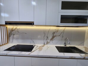 Căn hộ Deluxe, 2 phòng ngủ, quang cảnh thành phố | Bếp riêng | Tủ lạnh, lò vi sóng, bếp nấu, ghế cao cho trẻ em 