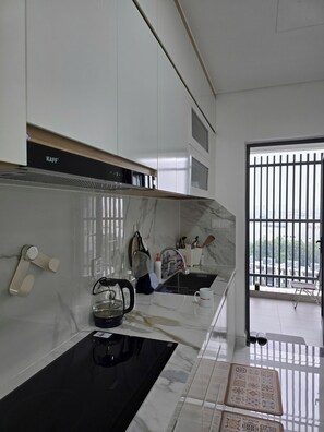 Deluxe Apartment, 2 Bedrooms, City View | Private kitchen