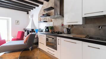 Réfrigérateur, micro-ondes, four, plaque de cuisson