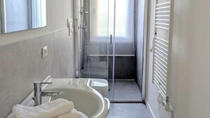 シャワー、ヘアドライヤー、ビデ、タオル