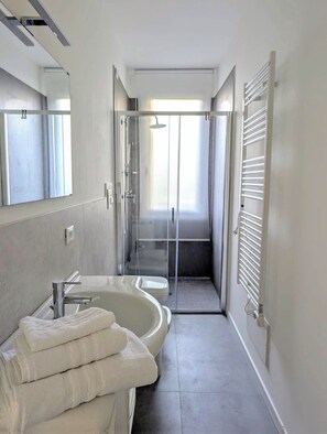 Doccia, asciugacapelli, bidet, asciugamani