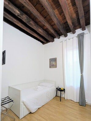 1 camera, ferro/asse da stiro, Wi-Fi gratuito, lenzuola