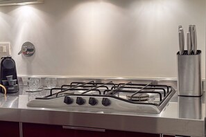 Fridge, oven, stovetop, coffee/tea maker