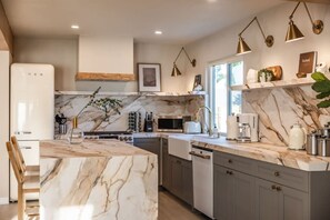 Refrigerador, microondas, horno y parrilla de estufa 