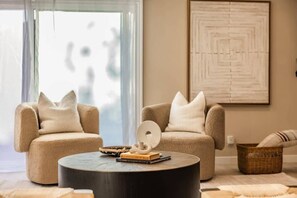 Televisión de pantalla plana, chimenea y futbolito 