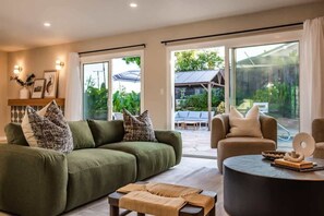 Televisión de pantalla plana, chimenea y futbolito 