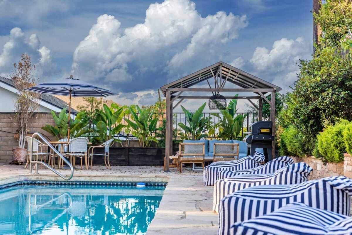 室外泳池；泳池傘、躺椅