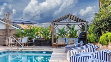 Utendørsbasseng, bassengparasoller og solsenger