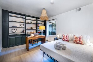 5 habitaciones, escritorio y espacio para trabajar con laptop 