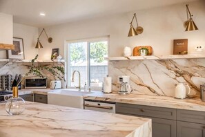 Tủ lạnh, lò vi sóng, lò nướng, bếp nấu 