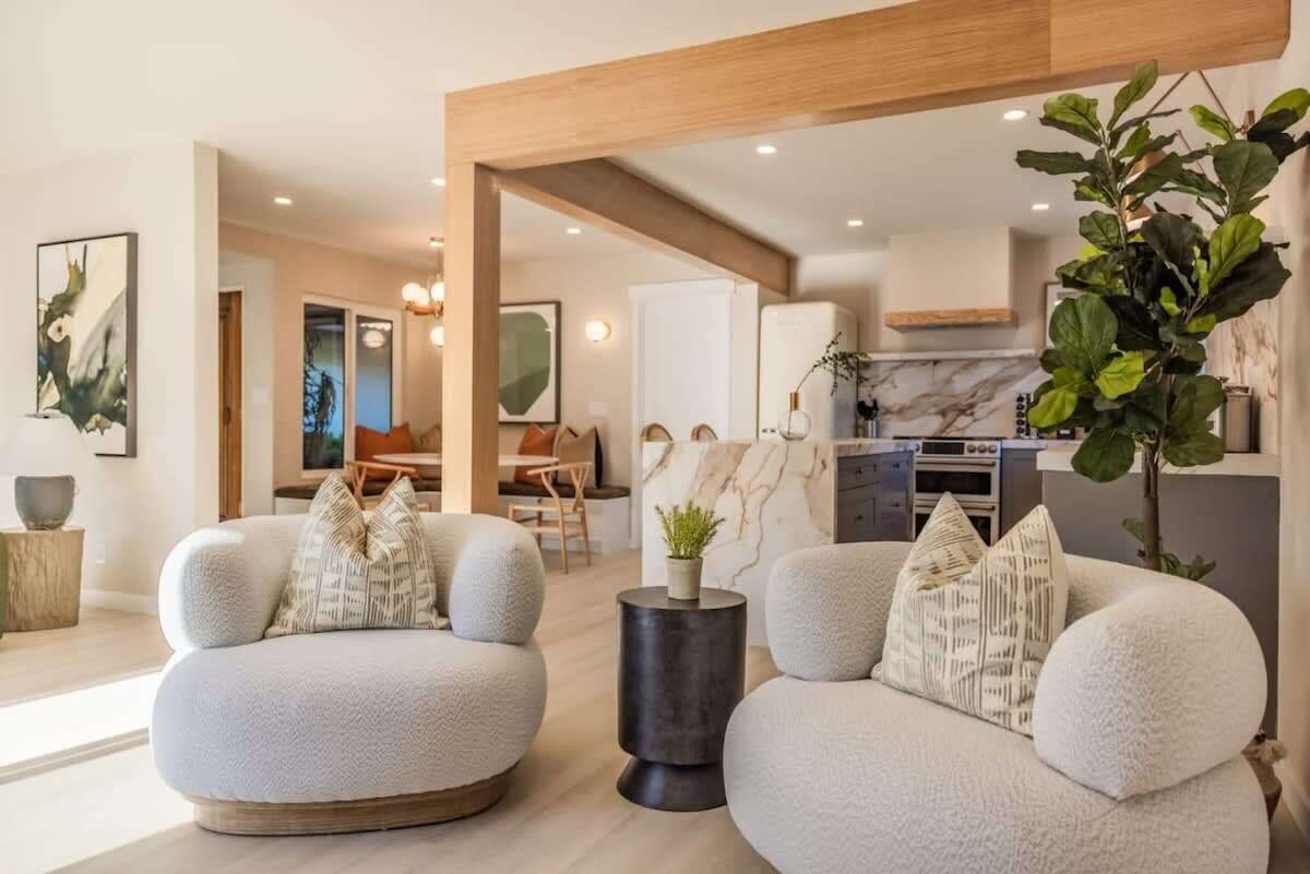 Télévision à écran plat de 43 pouces avec chaînes par câble, cheminée