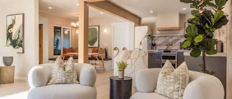 Televisor de pantalla plana, llar de foc i futbolí