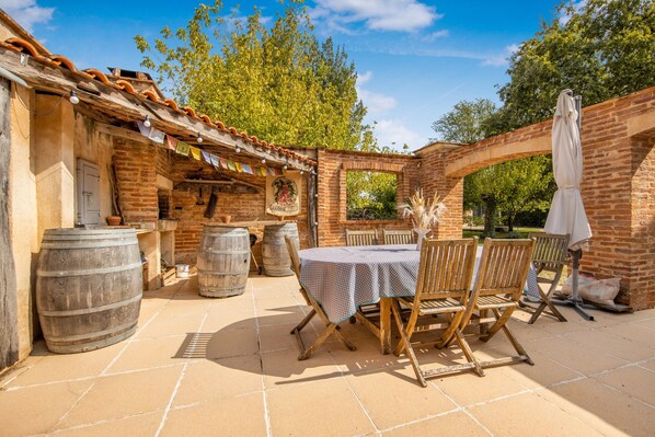 Outdoor dining