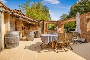 Outdoor dining - Guest Room Bastide De Mongiraud with Pool (Blanquefort)