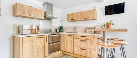 Kühlschrank, Mikrowelle, Ofen, Herdplatte