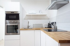 Jääkaappi, mikroaaltouuni, uuni, kahvin-/teenkeitin