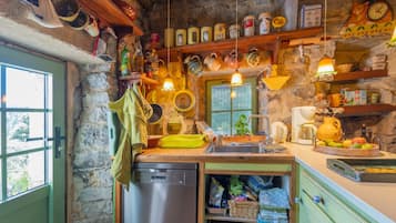 Een koelkast, een magnetron, een oven, een vaatwasser