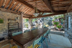 Outdoor dining - Villa 'L'Elzède 4 people' with mountain view, private pool and Wi-Fi (Les Vans)