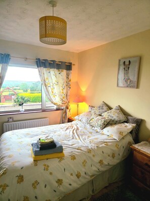 8 bedrooms, iron/ironing board, free WiFi, bed sheets - 🌿 Countryside Chalet with Spectacular Views – Sleeps Large Groups (Antrim)