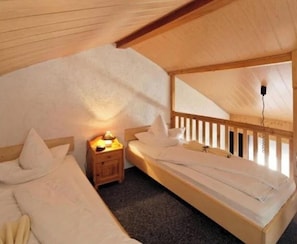 Habitació Comfort, s'admeten animals de companyia, vistes al complex turístic | Caixa forta a l'habitació i espai de treball apte per a portàtils