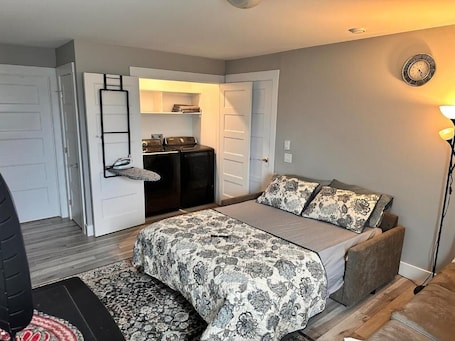 1 bedroom, desk, iron/ironing board, free WiFi. East Coast Cozy by Wastis. 1 bedroom/attached bathroom with all the ameneties.