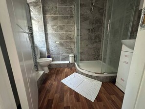 Een douche, handdoeken