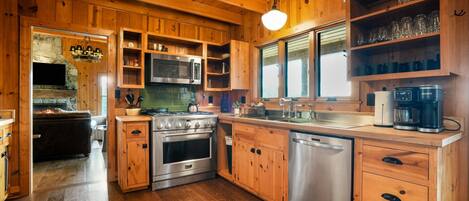 冰箱、微波炉、烤箱、炉灶