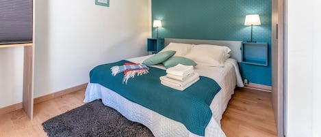 1 bedroom, bed sheets