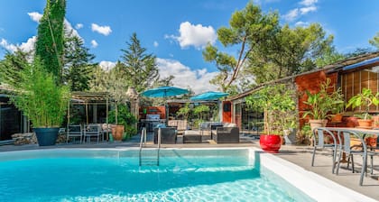 Chambre d'hÎtes 'Bleu' avec piscine partagée, terrasse privée et climatisation