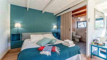 1 bedroom, bed sheets