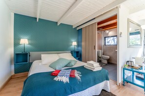 1 bedroom, bed sheets - Bed and Breakfast 'Bleu' with Shared Pool, Private Terrace and Air Conditioning (Nîmes)