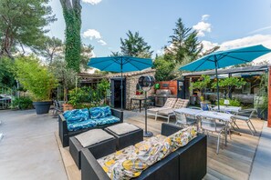 Outdoor dining - Bed and Breakfast 'Bleu' with Shared Pool, Private Terrace and Air Conditioning (Nîmes)