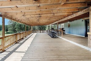 Terrace/patio - The Lodge At Our Texas Ranch (Centerville)