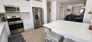 Jääkaappi, mikroaaltouuni, uuni, liesi