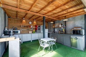 Refrigerador, cafetera y tetera y tetera eléctrica 