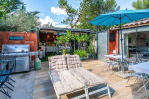 Outdoor dining - Bed and Breakfast 'Rouge' with Shared Pool, Wi-Fi and Air Conditioning (Nîmes)