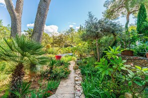 Property grounds - Bed and Breakfast 'Rouge' with Shared Pool, Wi-Fi and Air Conditioning (Nîmes)