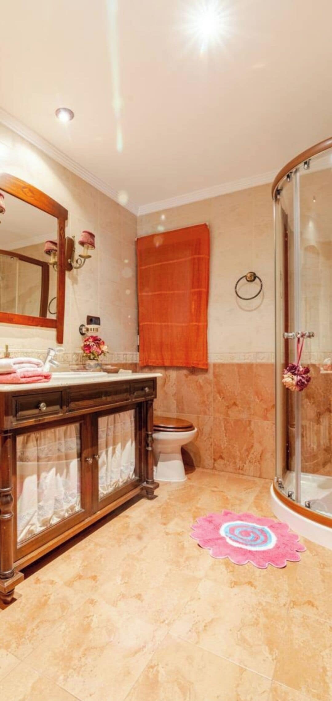 Douche, sèche-cheveux, serviettes fournies, savon