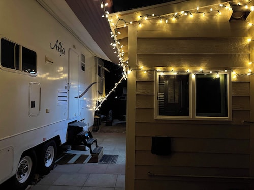 Cozy 5-Wheel RV suite in beautiful Rowland Heights hillside!