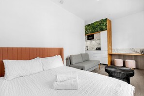 Tabla de planchar con plancha, wifi gratis y ropa de cama 