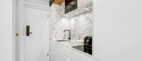 Frigorífico, microondas, placa de cocina y tostadora