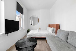 Tabla de planchar con plancha, wifi gratis y ropa de cama 