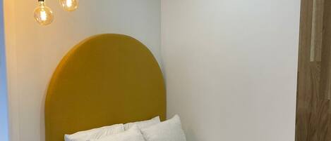 Tabla de planchar con plancha, wifi gratis y ropa de cama