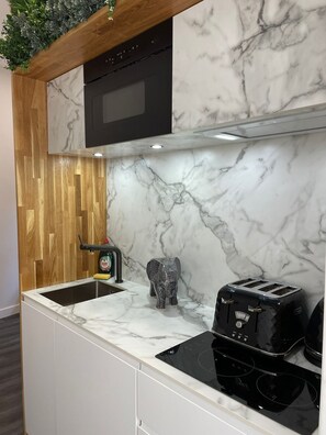 Fridge, microwave, stovetop, toaster - Studio on Brick Lane (London)