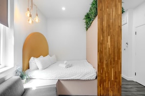 Tabla de planchar con plancha, wifi gratis y ropa de cama